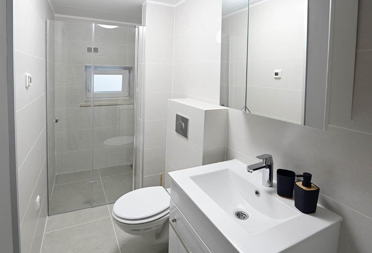 Apartment D & Studio L Dobrinj Bagian luar foto