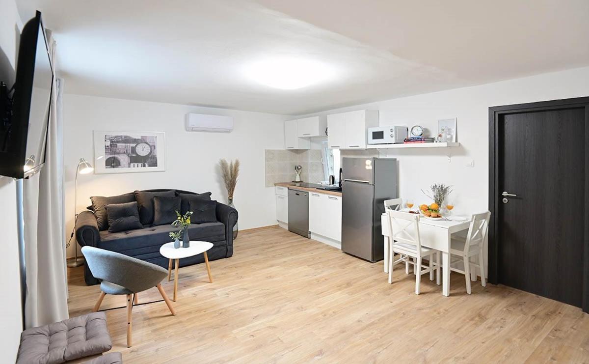 Apartment D & Studio L Dobrinj Bagian luar foto