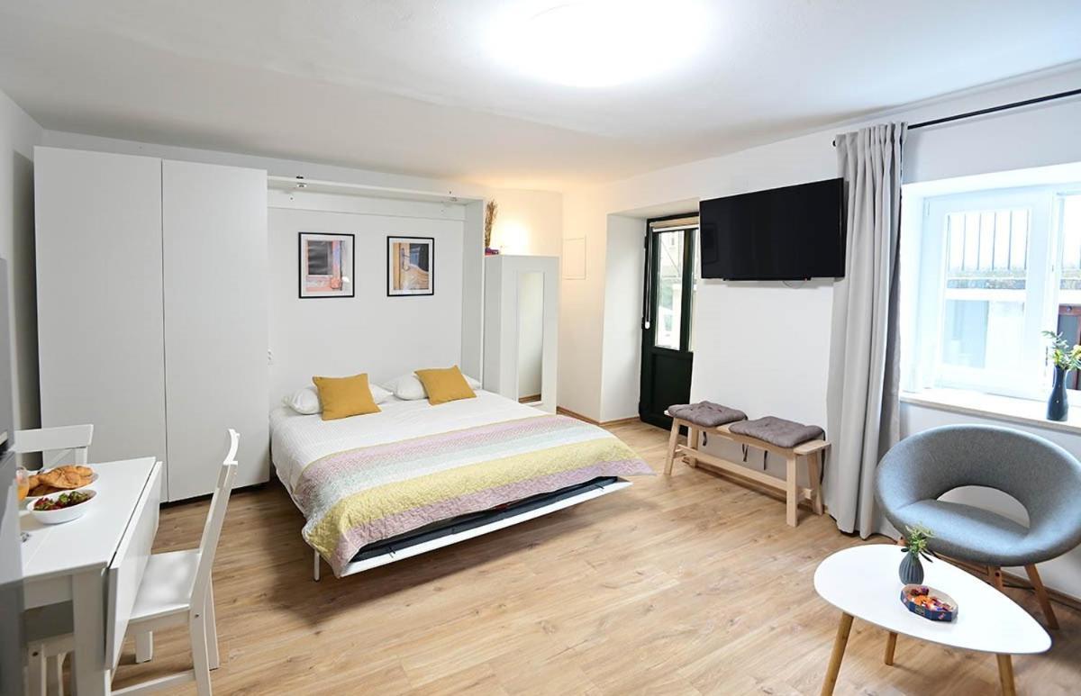 Apartment D & Studio L Dobrinj Bagian luar foto