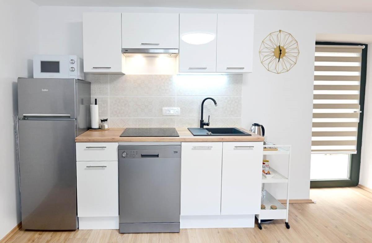 Apartment D & Studio L Dobrinj Bagian luar foto