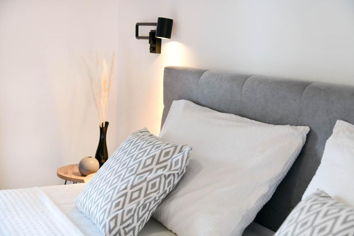 Apartment D & Studio L Dobrinj Bagian luar foto
