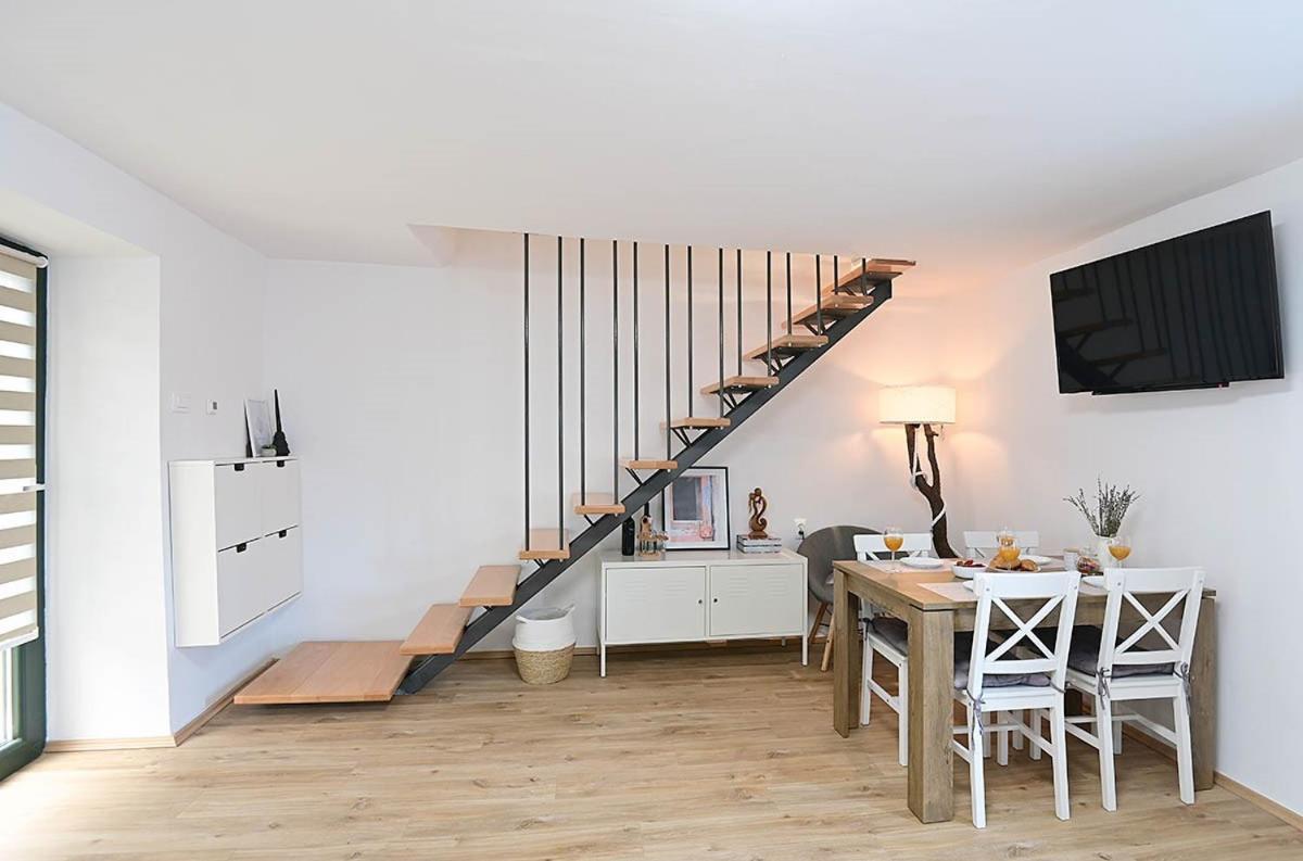 Apartment D & Studio L Dobrinj Bagian luar foto