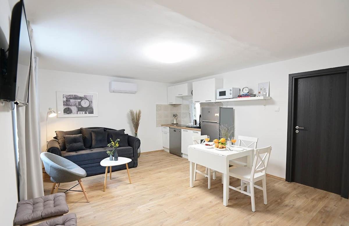 Apartment D & Studio L Dobrinj Bagian luar foto