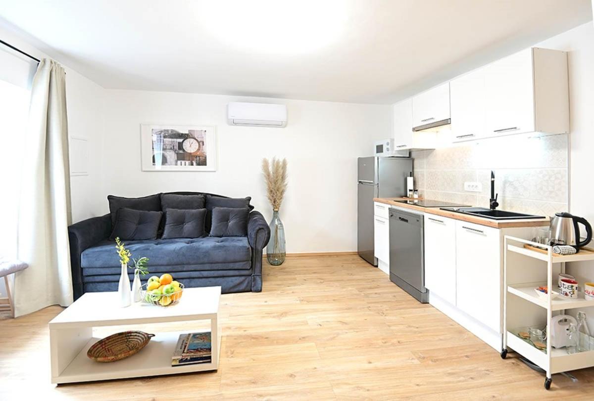 Apartment D & Studio L Dobrinj Bagian luar foto
