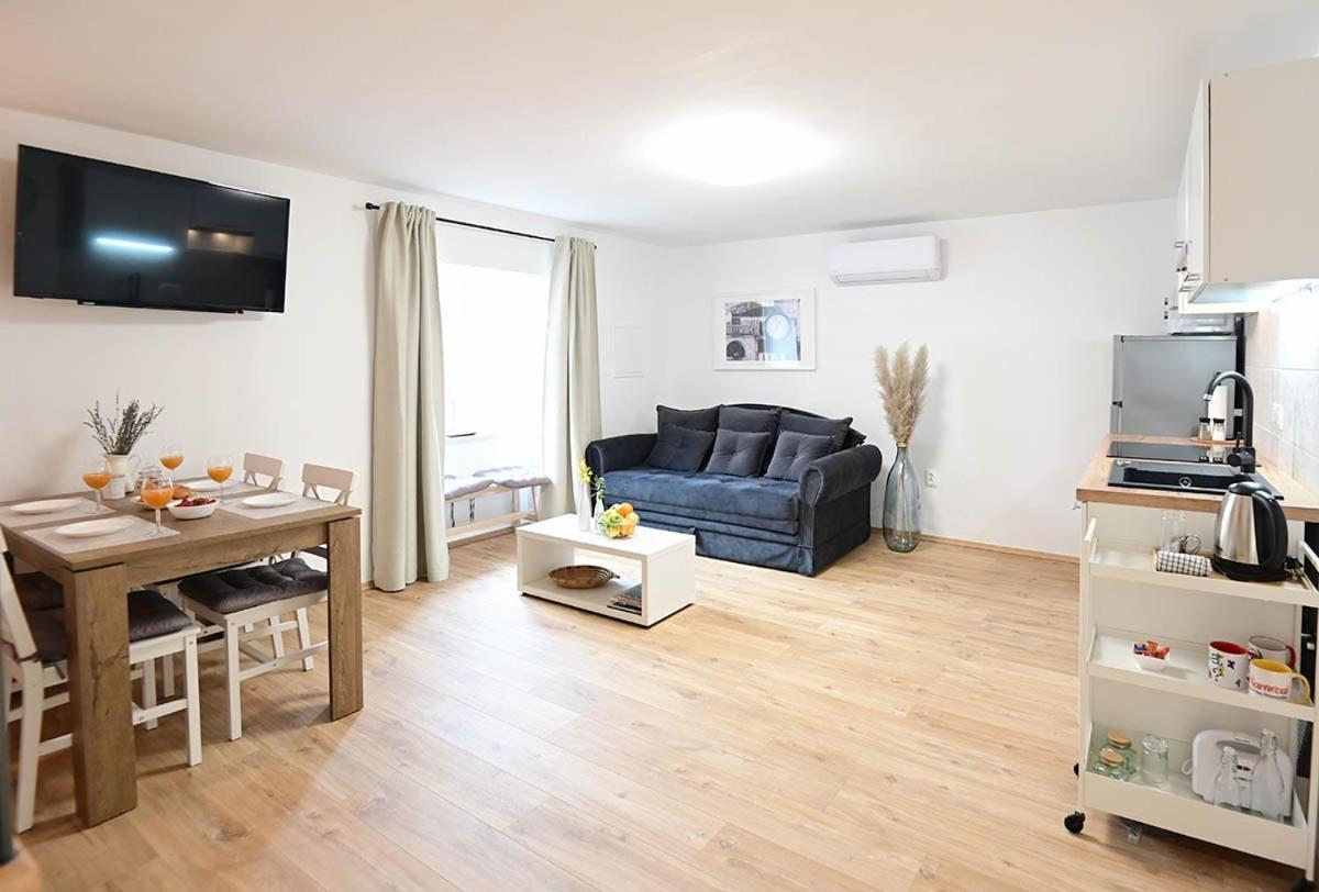 Apartment D & Studio L Dobrinj Bagian luar foto