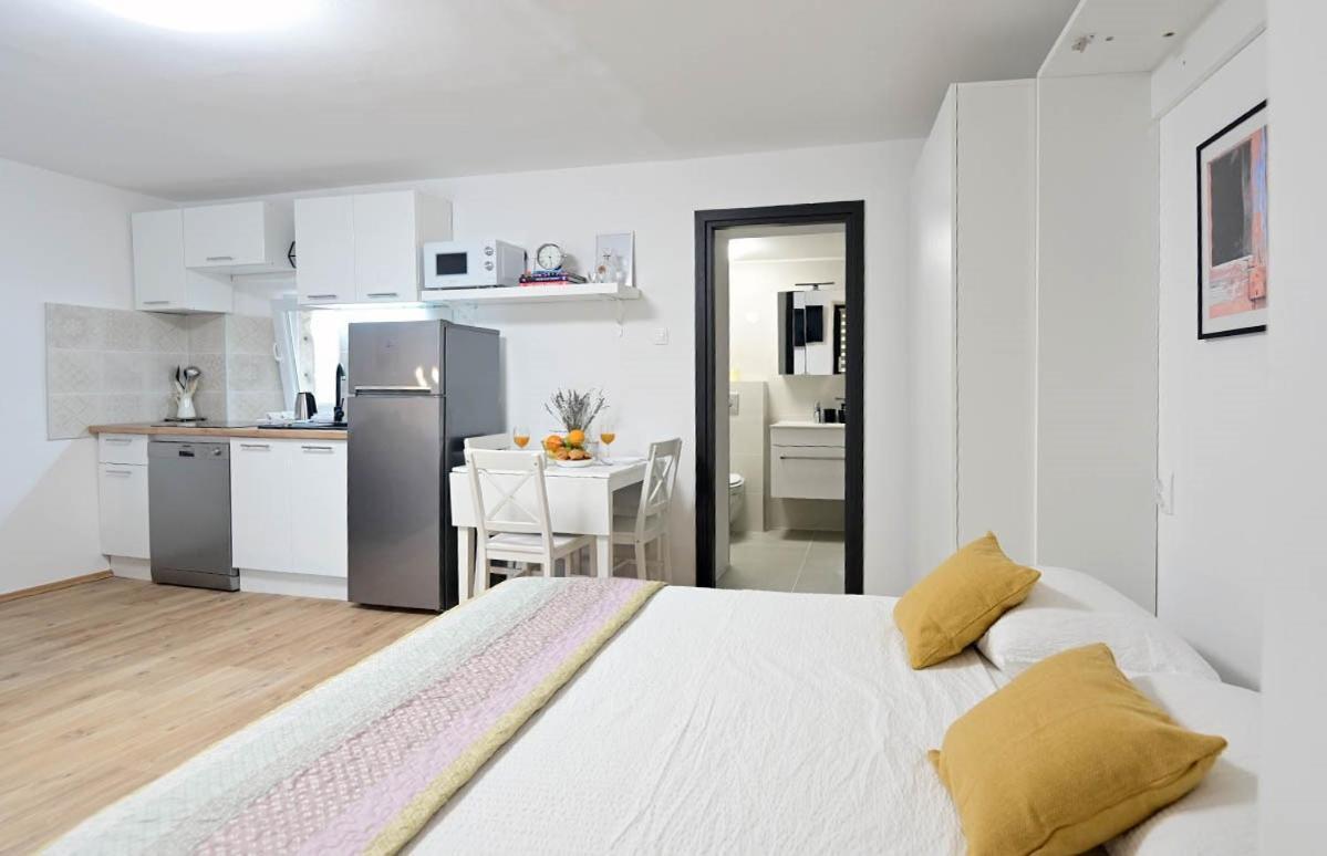 Apartment D & Studio L Dobrinj Bagian luar foto