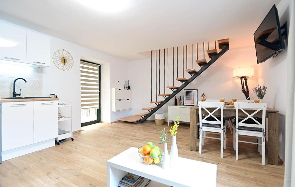 Apartment D & Studio L Dobrinj Bagian luar foto