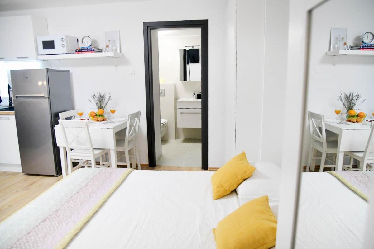 Apartment D & Studio L Dobrinj Bagian luar foto