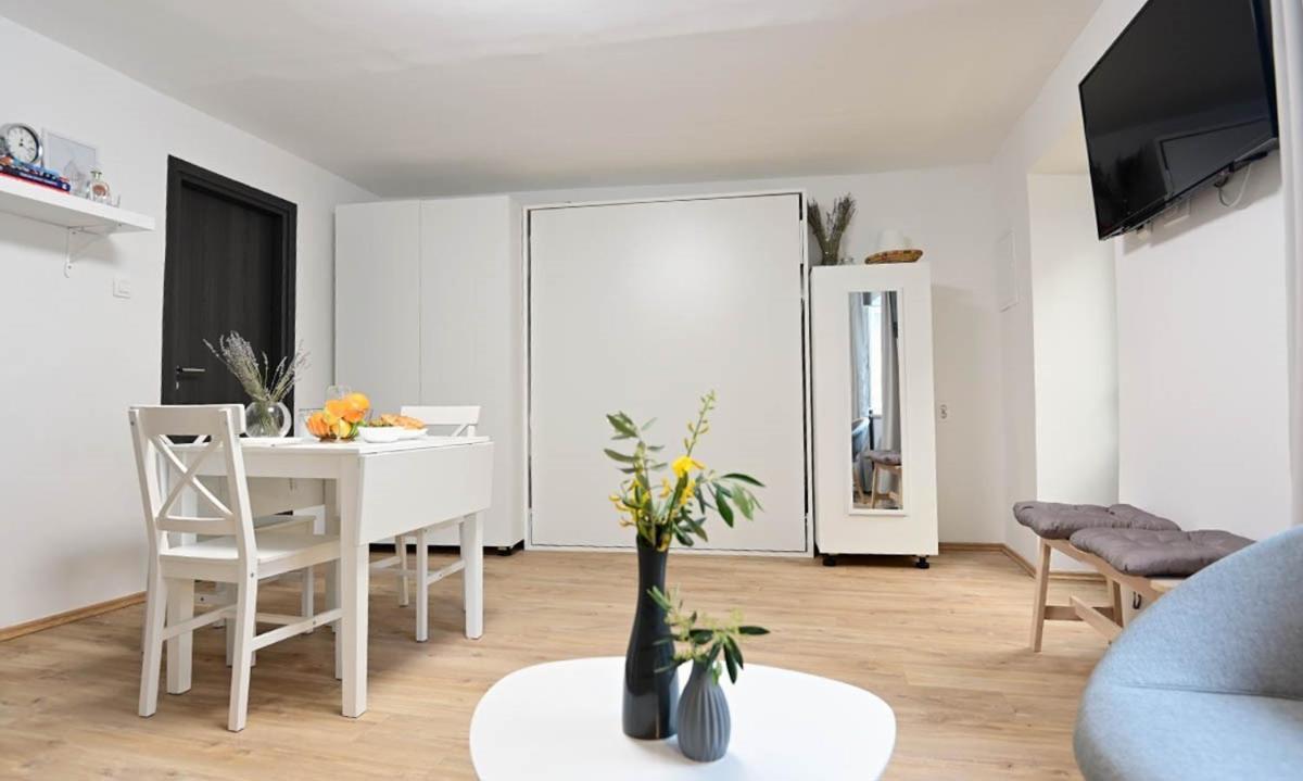 Apartment D & Studio L Dobrinj Bagian luar foto