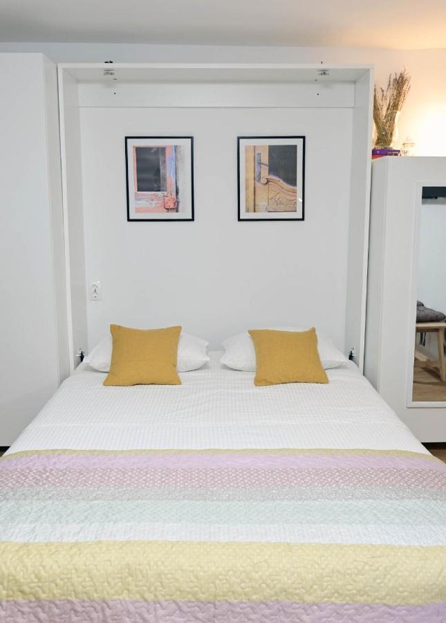 Apartment D & Studio L Dobrinj Bagian luar foto