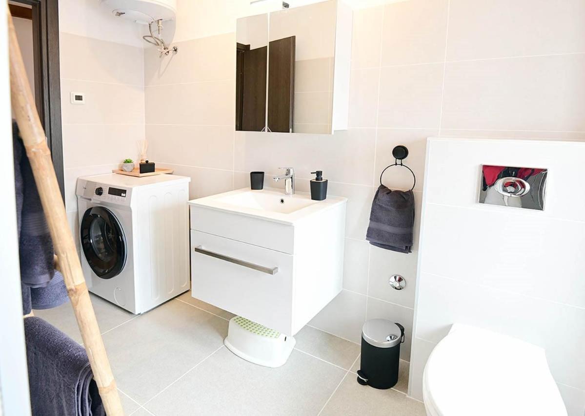 Apartment D & Studio L Dobrinj Bagian luar foto