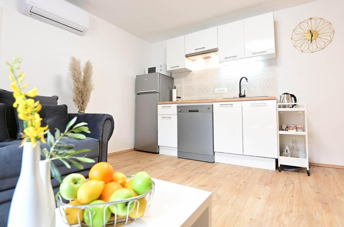 Apartment D & Studio L Dobrinj Bagian luar foto
